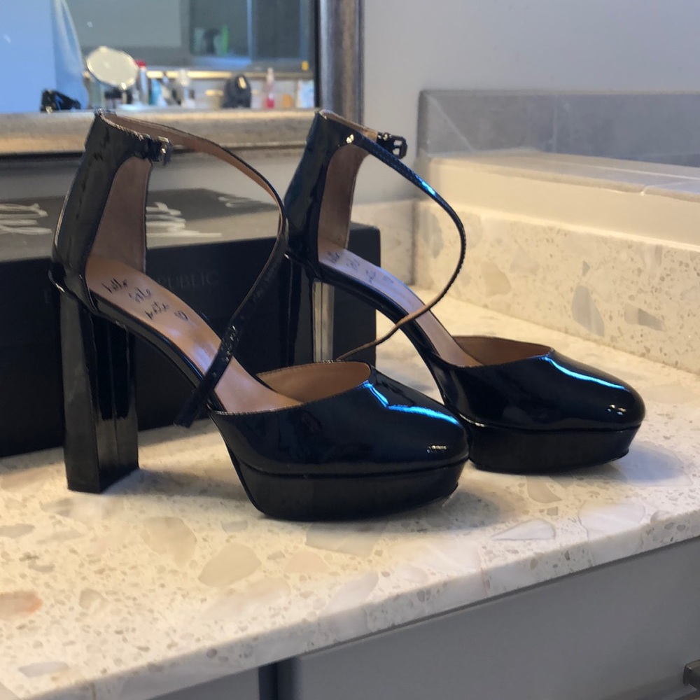 Banana Republic Size 6 Black Platform Heels